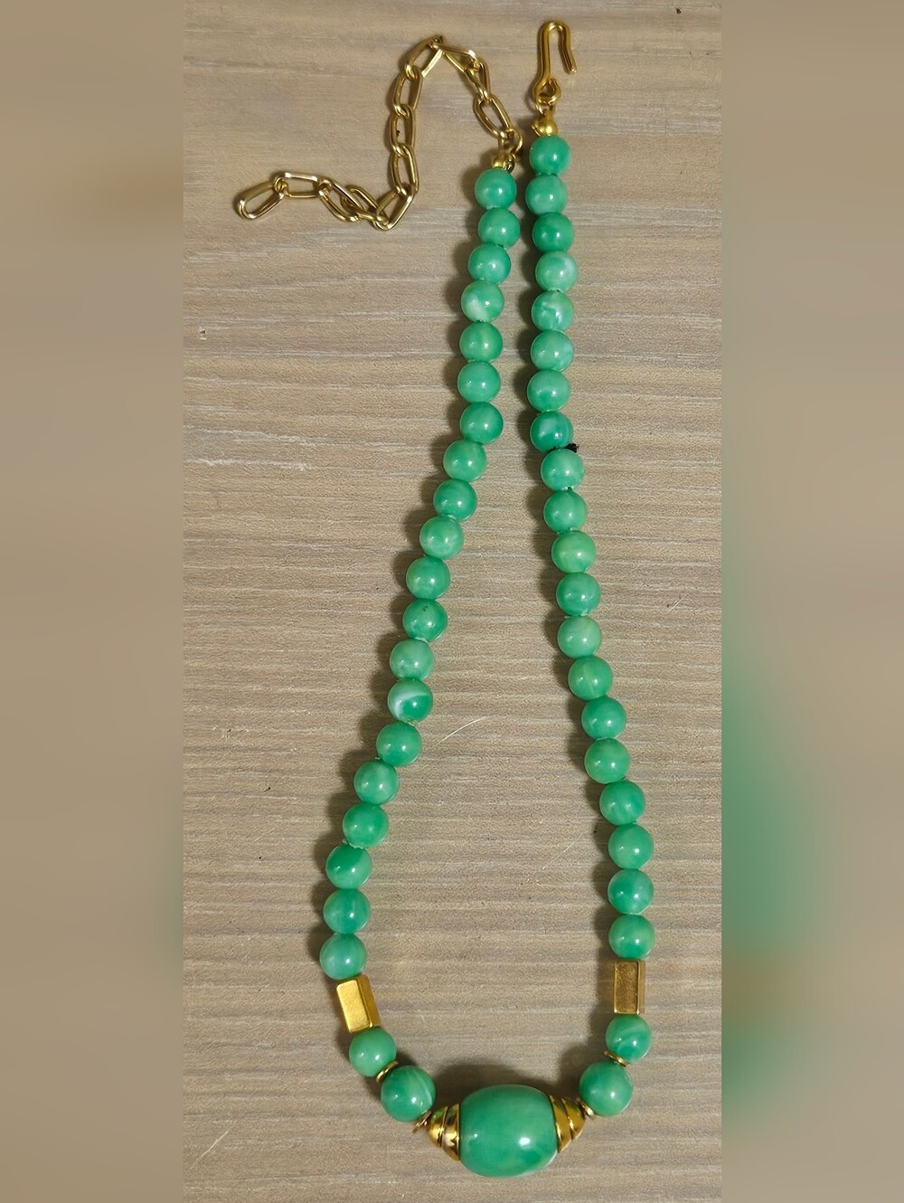 VINTAGE GREEN MARBLE LUCITE 1980S STYLE NECKLACE GOLD SPACERS BEADS CHOKER